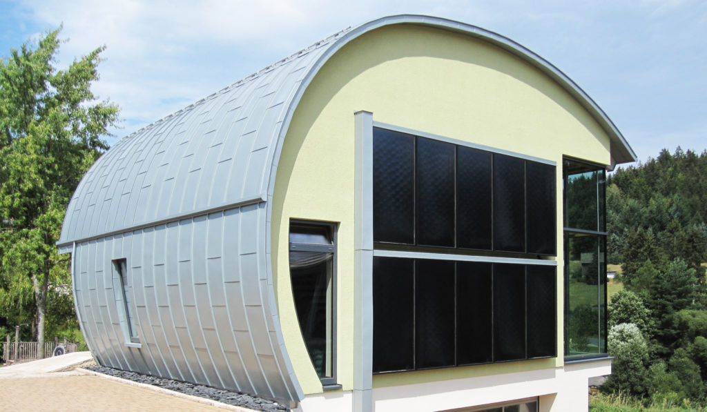 Energiespar-Champion: Cellulose-Dämmung ideal für außergewöhnliche Architektur von biobaunetz.blog