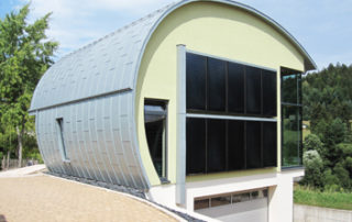 Energiespar-Champion: Cellulose-Dämmung ideal für außergewöhnliche Architektur von biobaunetz.blog