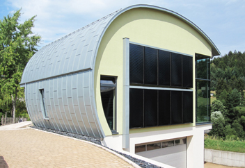 Energiespar-Champion: Cellulose-Dämmung ideal für außergewöhnliche Architektur von biobaunetz.blog