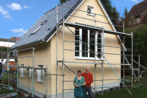 Alter Pferdestall wird schmuckes Häuschen im Grünen von biobaunetz.blog, UdiDämmsysteme