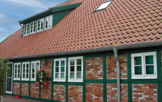 Die handwerklich gefertigten Fenster kommen v.a. im Denkmalschutz zum Einsatz, um den ursprünglichen Charakter der Fassade zu bewahren. (Bild: Frovin/Fecon)