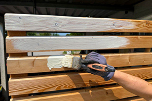 Sonnenmilch fürs Holz: Natürliche öl- oder wasserbasierte Holzlasuren mit Weißpigmenten schützen das Naturmaterial vor UV-Licht.