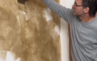 Gewollt unperfekt: Wer bei der Raumgestaltung etwas mutiger werden möchte, findet mit Limewash eine spannende Alternative zu makellos gestrichenen Wänden. (Bild: Kreidezeit Naturfarben)