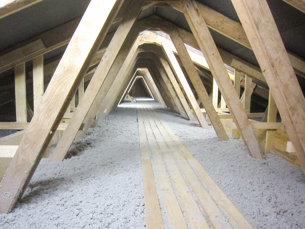 Bei ungenutzten Dachböden wird der flockige Dämmstoff offen auf die oberste Geschossdecke eingebracht.